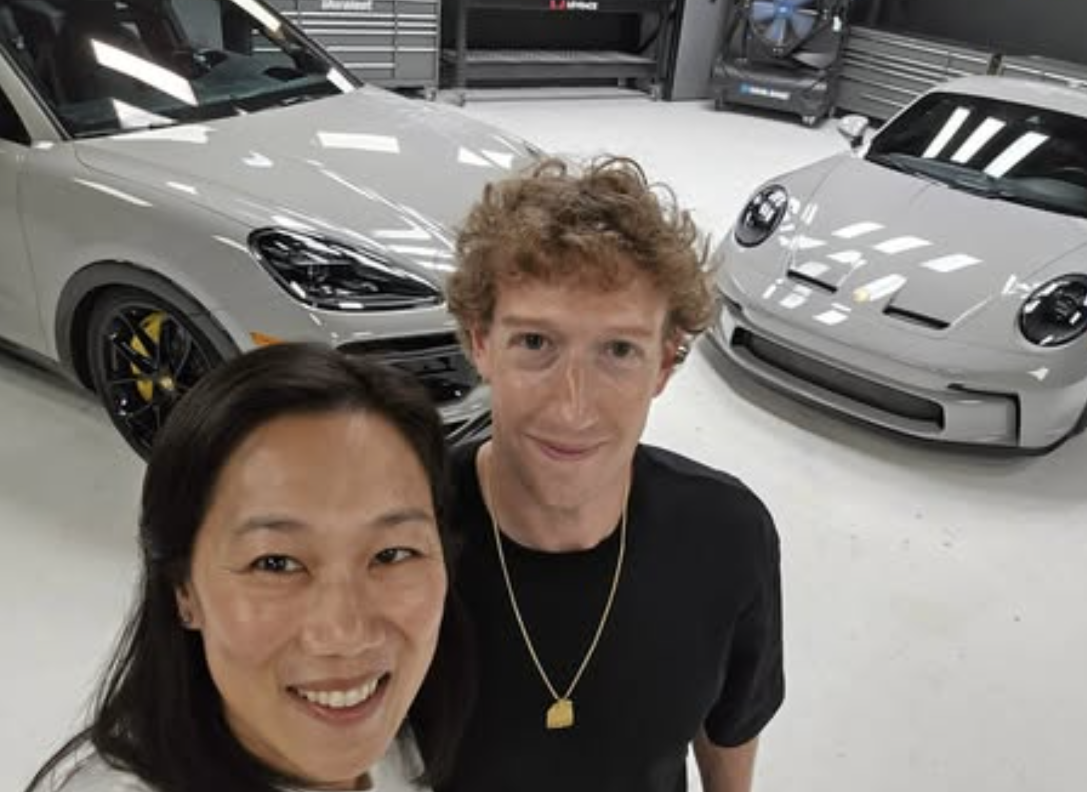 Zuckerberg et sa compagne devant deux voitures Porsche