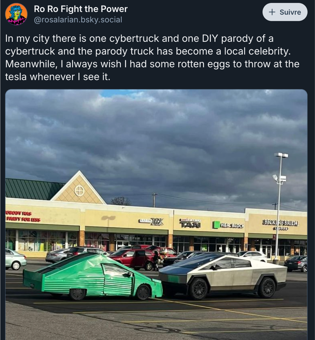 Post Bluesky montrant un Cybertruck et une imitation en tôle verte, garés côte à côté sur un parking de supermarché aux US