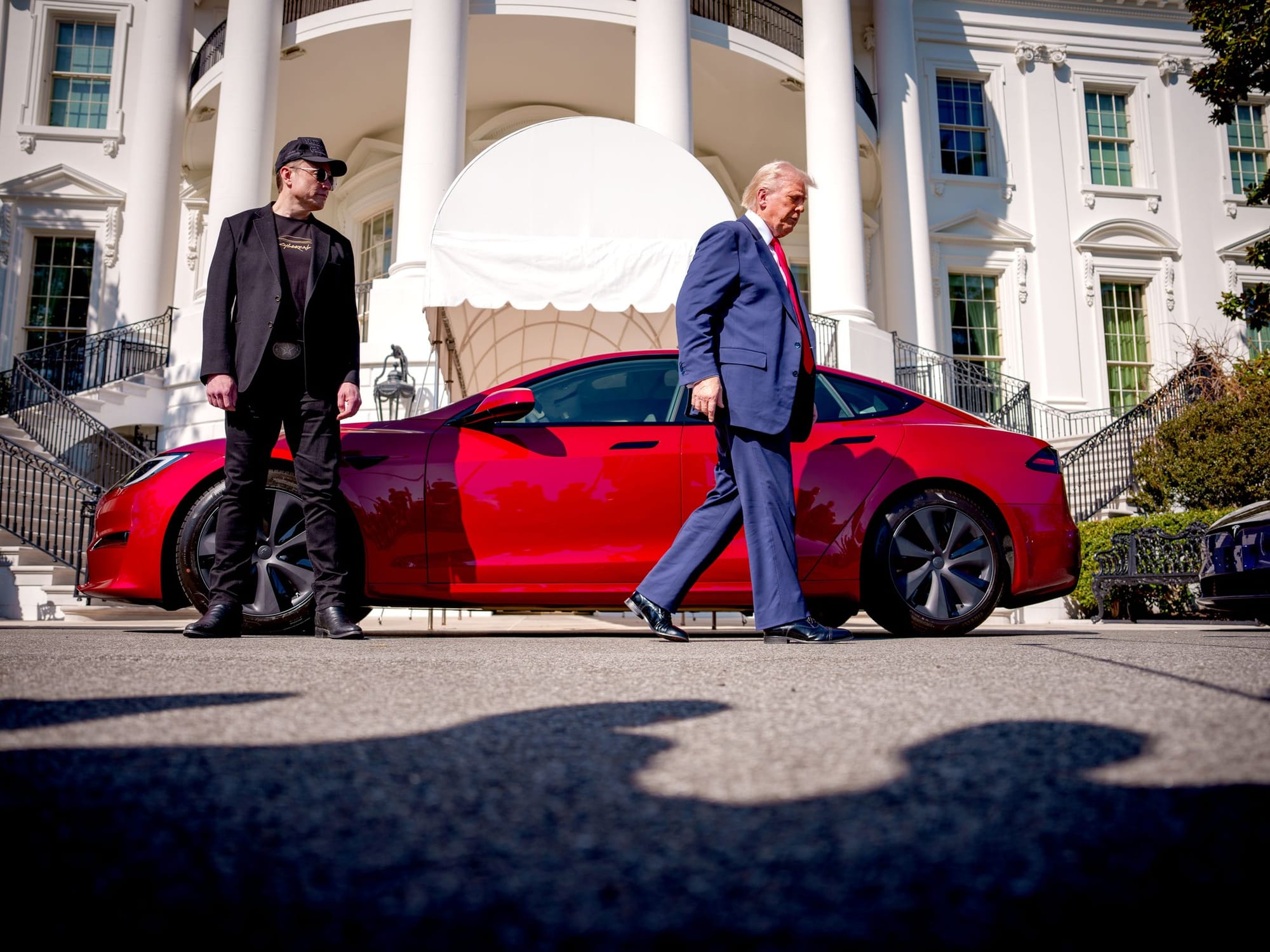Musk et Trump devant une Tesla